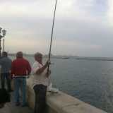 Il pescatore Francesco si prepara al lancio dell'esca